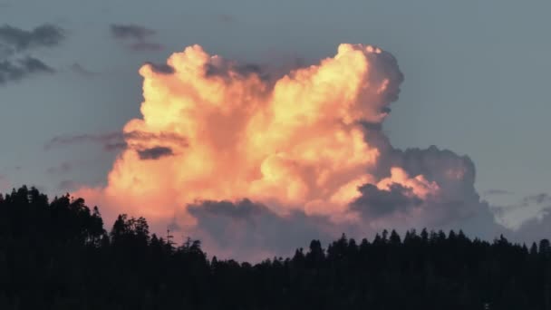 日落时分 美国加利福尼亚州洛杉矶圣贝纳迪诺山脉的箭头湖 形成了巨大的云彩 五彩斑斓的云彩笼罩着森林树木 全景拍摄在4K — 图库视频影像