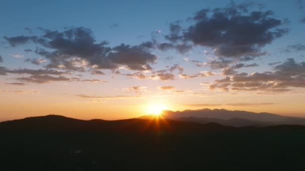 从空中俯瞰美国加利福尼亚州洛杉矶Arrowhead湖地区圣贝纳迪诺山脉的日落 在五彩斑斓的天空上 传来迷人的落日声 自然背景 4K镜头 — 图库视频影像