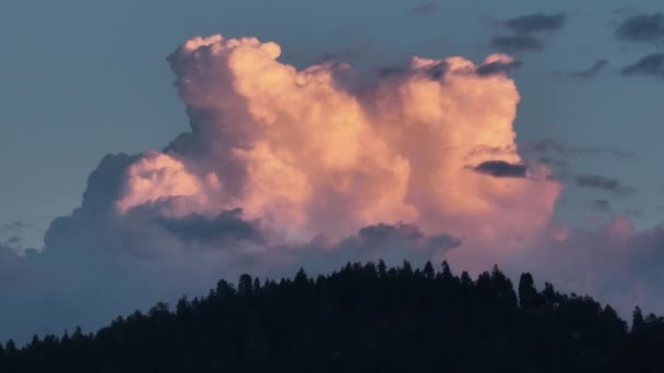 Panoramiczny Widok Chmur Zachodu Słońca Wiszących Nad Jeziorem Arrowhead Górach — Wideo stockowe