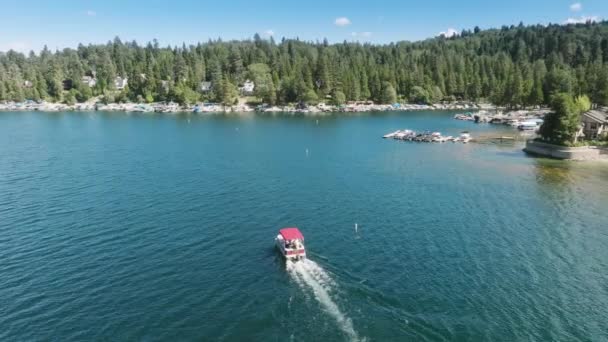 Drone Disparo Barco Motor Turístico Flotando Lago Arrowhead Las Montañas — Vídeos de Stock