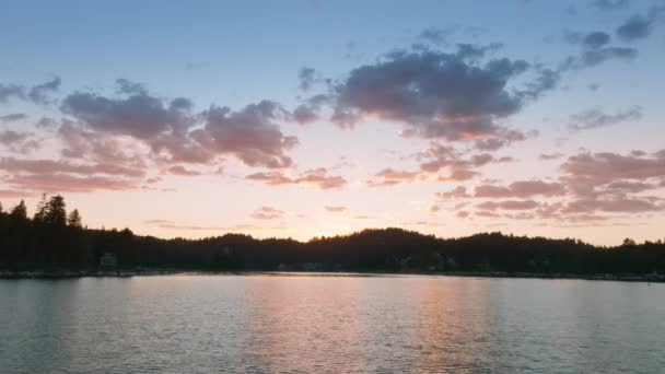 位于美国加利福尼亚州洛杉矶黄昏的圣贝纳迪诺山脉上美丽的箭头湖的空中景观 夕阳西下 云彩飘扬 山坡上的村庄 四千个镜头 — 图库视频影像