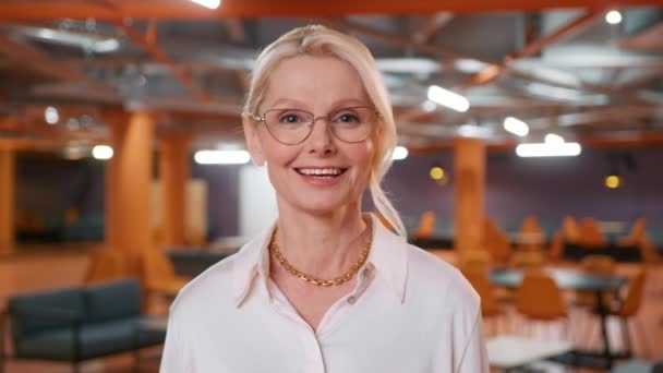 Hlava Záběr Portrét Zralá Blondýnka 50S Oku Opotřebení Mluvit Webkamerou — Stock video