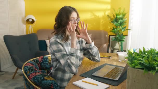 Estudante Feminina Bonito Tipos Óculos Laptop Enlouquece Continua Digitando Jovem — Vídeo de Stock