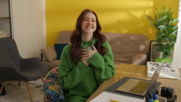 Gadis Berambut Cokelat Muda Yang Menarik Dipenuhi Kebahagiaan Menyimpan Telepon — Stok Video