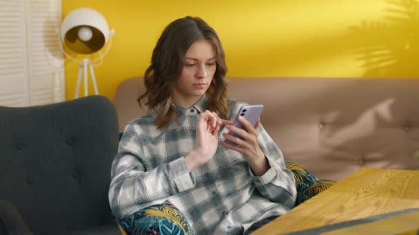 Гарна Молода Жінка Переглядає Мобільний Телефон Думає Сильно Зітхає Домашній — стокове відео