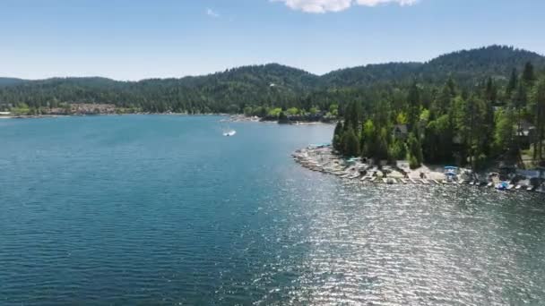 Distancia Tiro Lancha Caballo Agua Del Lago Arrowhead Las Montañas — Vídeos de Stock