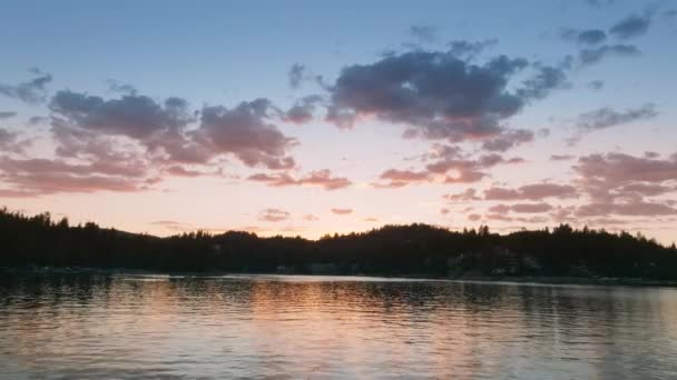 Накладний Знімок Набережній Озера Стріли Заході Сонця Горах Сан Бернардіно — стокове відео