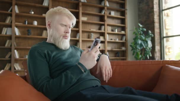 Albino Guy Texting Message Scrolling News Modern Urban Loft Apartment — Αρχείο Βίντεο