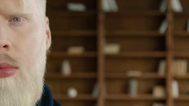 Серьёзный Бородатый Бизнесмен Хипстер Работающий Тысячелетии Смотрит Камеру Сосредоточенный Уверенно — стоковое видео