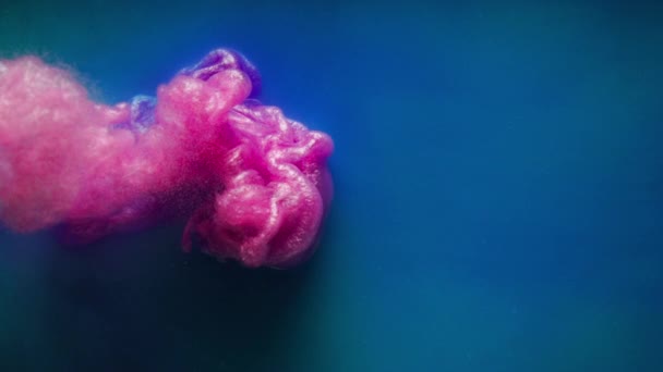 Pintura Rosa Cintilante Caindo Água Fundo Texturizado Criativo Close Tiro — Vídeo de Stock