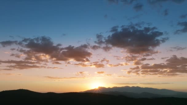 Σύννεφα Κινούνται Αργά Στον Ουρανό Στο Ηλιοβασίλεμα Λίμνη Arrowhead Στο — Αρχείο Βίντεο