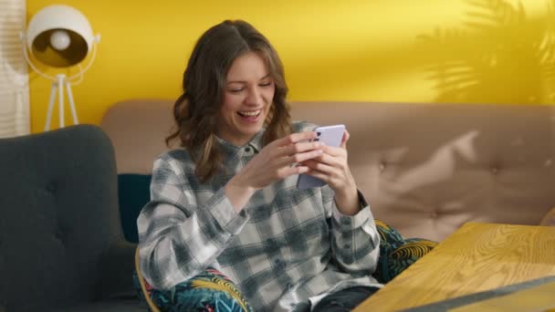 Śmiejąca Się Młoda Ładna Kobieta Przeglądająca Telefon Komórkowy Czytająca Śmieszne — Wideo stockowe