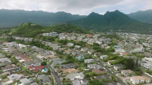 オアフ島のカイルアビーチシティを眺める空中ビュー ハワイの風景 緑の丘の上の私邸の風景 太平洋のハワイ島にある小さな町カイルア オアフ プレステージ 不動産 — ストック動画