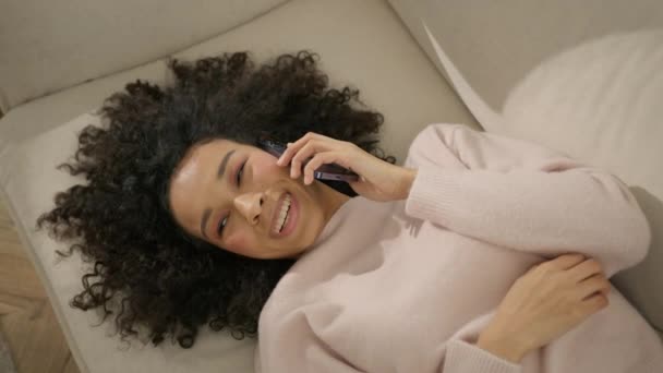Různorodý Model Flirtuje Pozitivním Veselým Úsměvem Drží Mobilní Telefon Pěkné — Stock video