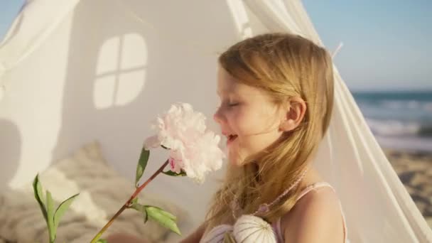 Şirin Bebek Gülümseyerek Şakayık Çiçeği Kokusu Alıyor Güzel Yüzlü Uzun — Stok video