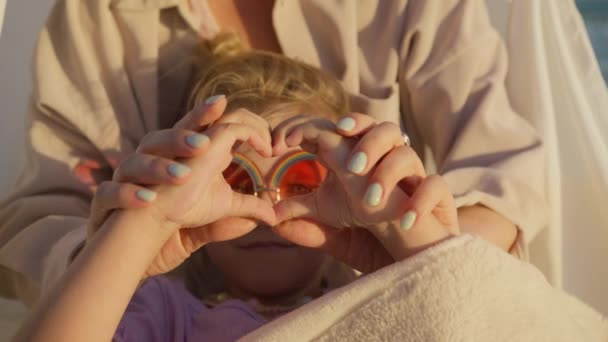 모양으로 카메라를 어린이는 마음의 형태로 벌렸다 미소짓는 소녀는 상징을 나타낸다 — 비디오
