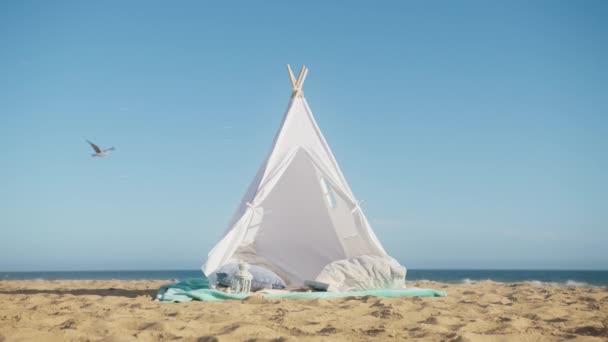 낭만적 해변에 캔버스 텐트와 베개로 구성되어 모래사장에서 로맨틱 저녁을 먹다니 — 비디오