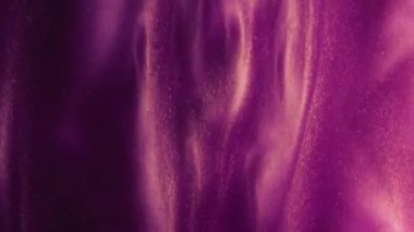 Suda sallanan parlak pembe mürekkep damlaları. Renkli akrilik boyanın makro görüntüsü zaman akışında hareket ediyor. Sıvı su altında akıyor. Sanat ve yaratıcı animasyon. Soyut şablon arkaplan, 4k görüntü