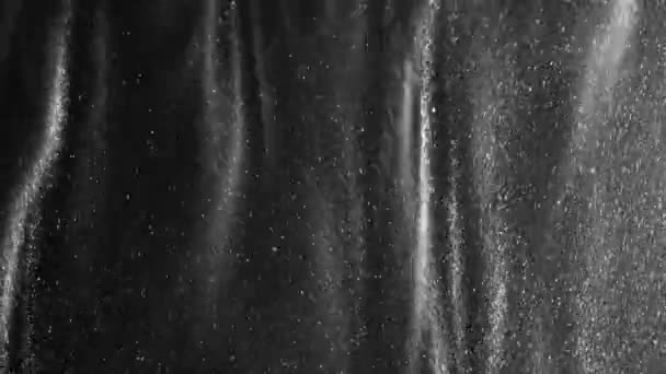 Ezüst Festék Gyorsan Áramlik Vízben Szürke Hullámos Háttér Közelkép Tinta — Stock videók