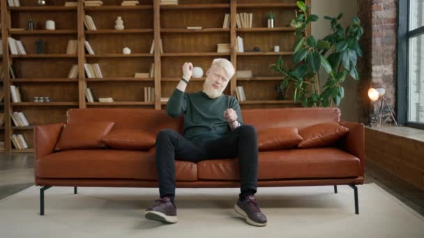 Spændende Trommeslager Musiker Træning Derhjemme Albino Fyr Spiller Usynlige Trommer – Stock-video