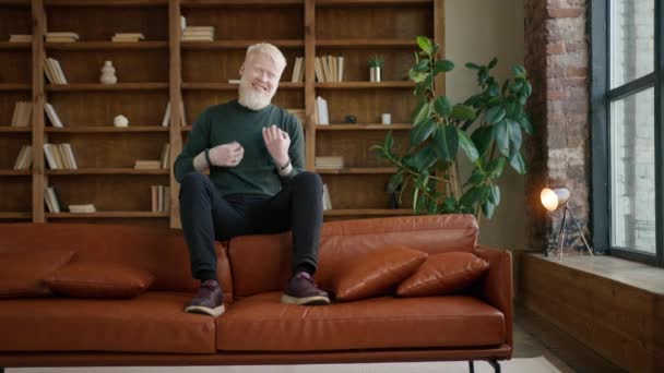 Albino Man Muzikant Herinnert Zich Favoriete Liedje Gelukkig Jong Bebaarde — Stockvideo