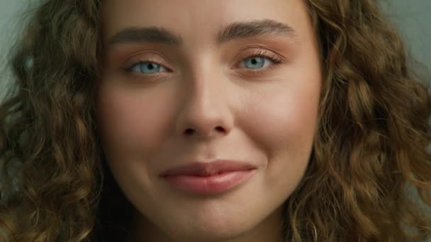 Portret Apropiat Femeie Brunetă Minunată Uitându Camera Jucăușă Flirtând Ochi — Videoclip de stoc