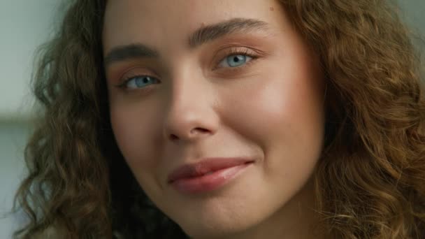 Nahaufnahme Porträt Einer Schönen Frau Die Mit Erstaunlichen Hellblauen Augen — Stockvideo