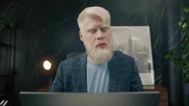 Porträt Eines Konzentrierten Geschäftsmannes Der Anzug Und Blazer Trägt Auf — Stockvideo
