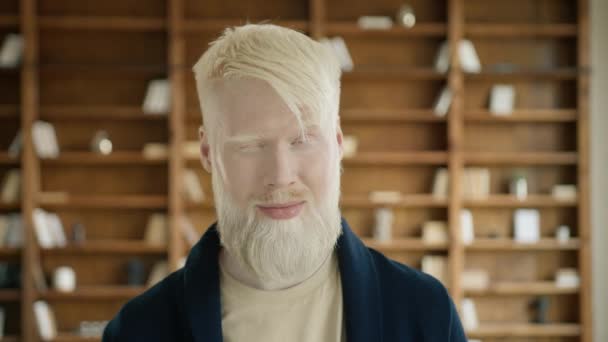 Albino Guarda Telecamera Annuisce Con Testa Strizzando Occhio Con Sorriso — Video Stock