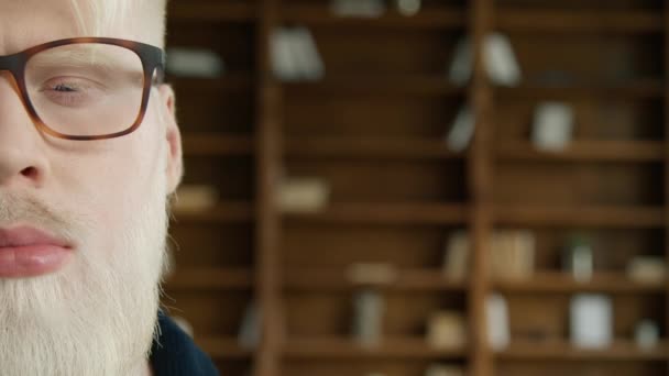 Zwyczajnie Dodatni Albinos Mężczyzna Okularach Klasą Tle Dentystycznym Zamknij Portret — Wideo stockowe