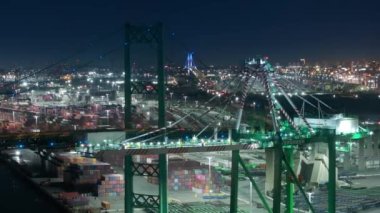 Los Angeles Limanı 'nın gece çekilmiş hava görüntüleri. San Pedro Körfezi, Batı Sahili, Kaliforniya, ABD' de. Askı köprüsü gece aydınlandı. Los Angeles 'ın yoğun limanı. Endüstriyel konsept, 4k görüntü