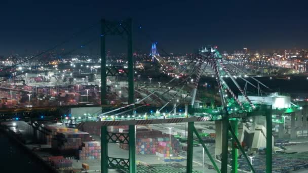 洛杉矶港口的空中拍摄位于美国加利福尼亚州西海岸的圣佩德罗湾 吊桥夜间照明 洛杉矶繁忙的港口 工业概念 4K镜头 — 图库视频影像