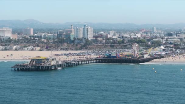 サンタモニカ オランダ カリフォルニア アメリカ June 2023 サンタモニカ桟橋とアミューズメントパークの近くで飛んでいました 週末はビーチでリラックス バックグラウンドのシティビル 4K映像 — ストック動画