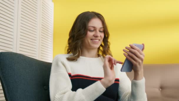 Усміхнена Дівчина Прокручує Сенсорний Екран Смартфона Пальцем Позитивний Студент Має — стокове відео