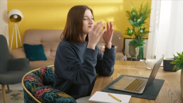 Vrouwelijke Student Die Thuis Aan Laptop Werkt Uitgeput Meisje Moe — Stockvideo