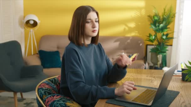Στοχαστικό Κορίτσι Δακτυλογραφεί Στο Φορητό Υπολογιστή Στο Σπίτι Σκέφτομαι Μαθητές — Αρχείο Βίντεο