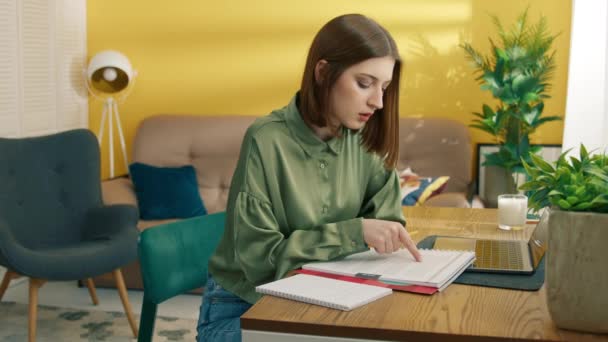 Προσεκτική Κοπέλα Που Διαβάζει Βιβλία Στο Τραπέζι Εστιασμένη Φοιτητής Κρατώντας — Αρχείο Βίντεο