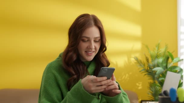 Portret Van Een Positief Meisje Met Mobiele Telefoon Thuis Opgewonden — Stockvideo