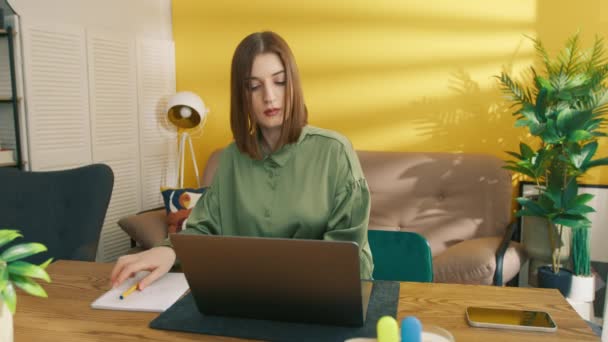 Widok Przodu Studenta Pracującego Laptopie Skupiona Kobieta Robi Notatki Notatniku — Wideo stockowe
