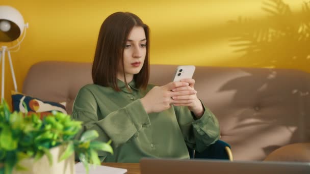 Retrato Una Mujer Seria Usando Teléfono Móvil Habitación Chica Centrada — Vídeo de stock