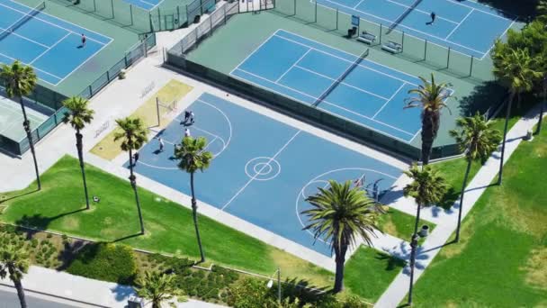 Вид Повітря Чоловіків Які Грають Баскетбол Корті Санта Моніці Лос — стокове відео