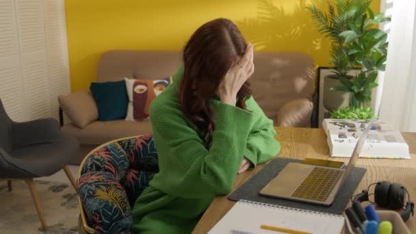 Zmęczony Student Przygotowujący Się Egzaminów Laptopem Domu Zamartwiona Kobieta Ucząca — Wideo stockowe
