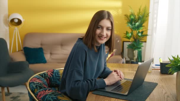 Uśmiechnięta Kobieta Pozująca Kamery Laptopem Domu Wesoła Dziewczyna Siedząca Przy — Wideo stockowe