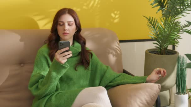 Συγκεντρωμένη Γυναίκα Διαβάζει Μήνυμα Στο Smartphone Εστιασμένη Κοπέλα Που Χρησιμοποιεί — Αρχείο Βίντεο