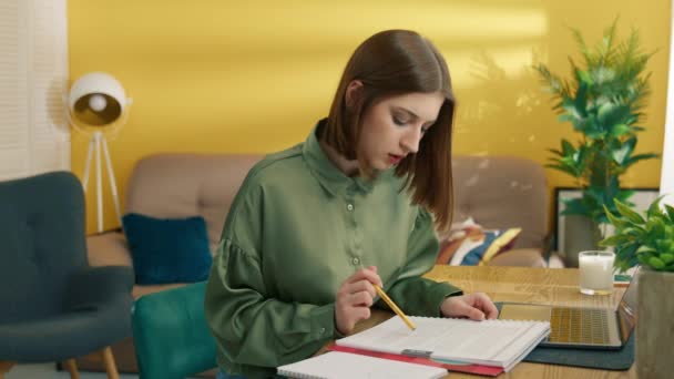 Φοιτητής Κολάζ Μαθαίνει Στο Σπίτι Εστιασμένη Κοπέλα Διαβάζει Βιβλία Και — Αρχείο Βίντεο