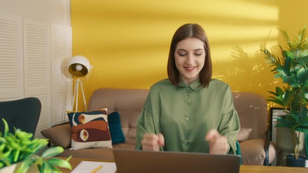 Mulher Feliz Lendo Boas Notícias Tela Laptop Casa Menina Entusiasmada — Vídeo de Stock