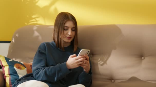 Radosna Kobieta Pisząca Wiadomość Komórce Domu Szczęśliwa Dziewczyna Pomocą Smartfona — Wideo stockowe