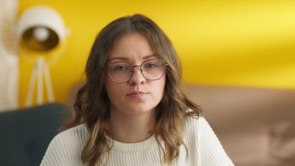 Chica Inteligente Posando Cámara Habitación Estudiante Universitario Con Anteojos Cara — Vídeo de stock