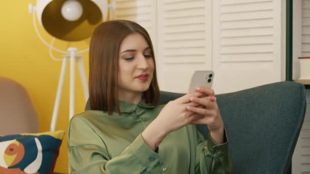 Uśmiechnięta Kobieta Czytająca Informacje Ekranie Smartfona Portret Pozytywnej Dziewczyny Przeglądającej — Wideo stockowe