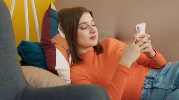 Lächelnde Frau Liest Nachricht Auf Smartphone Entspanntes Mädchen Das Hause — Stockvideo